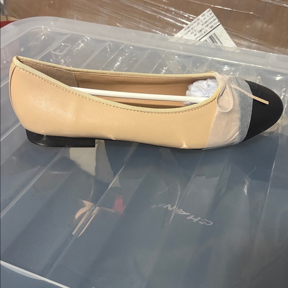 Elegant Black and Tan Women's Flats - LAST PAIR SALE ‼️‼️‼️‼️ - Picture 2 of 7